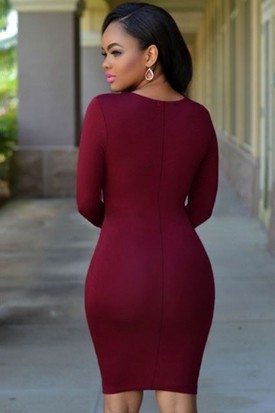 Бордовое платье с V-вырезом