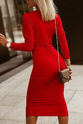 Клубные платья - Огненно-красное платье-футляр с вырезом